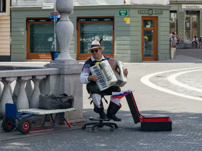 Harmokar, Pre&scaron;ernov trg. Foto: Reuters/Alamy