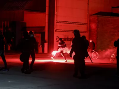 pirotehnična sredstva - petarde- 05.11.2020 &ndash; neprijavljen protivladni protestni shod z naslovom VLADA PRIHAJAMO &ndash; nasilni protest proti vladi Janeza Jan&scaron;e v Ljubljani //FOTO: Luka Cjuha.