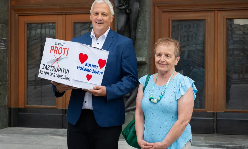 Ljubljana, pred DZ.Prvopodpisana Ales Primc in Milena Miklavcic sta v DZ vlozila vec kot 15.000 podpisov za zacetek postopka za razpis referenduma o pomoci pri prostovoljnem koncanju zivljenja.