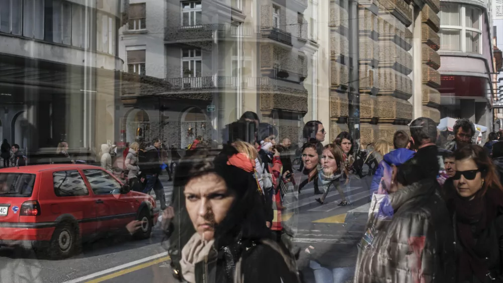 - Ilustrativna fotografija - Slovenska cesta - ulica, avtobusna postaja, ljudje, sence, čakanje//FOTO: Jaka Gasar