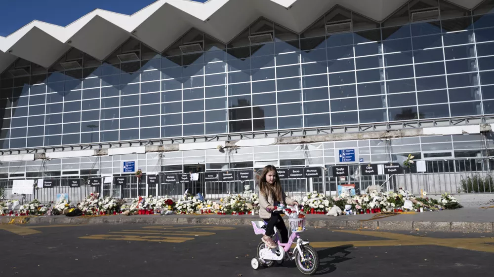 ZA OBJEKTIVNUJNO VKLJUČI V IZBORPunčka pred pričetkom komemoracije pred postajo. 01.11.2025 - Spominski shod v Novem Sadu eno leto po padcu nadstre&scaron;ka na železni&scaron;ki postaji v Novem Sadu, ki je zahteval življenja 16 ljudi in zanetil množične protivladne proteste, Novi Sad, Srbija. FOTO: Nik Erik Neubauer