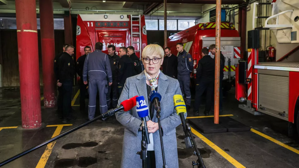 Novo Mesto, Gasilsko-resevalni center Novo mesto.Predsednica republike Natasa Pirc Musar je obiskala zaposlene v dezurnih sluzbah.