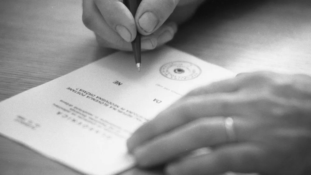 Plebiscit, volilni listič da/ne, 23.12.1990. Foto. Nace Bizilj, MNSZS