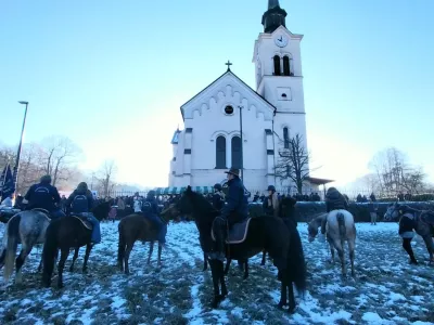 Letos prvič je blagoslov konj potekal pred cerkvijo sv. Lenarta v Sostrem. 