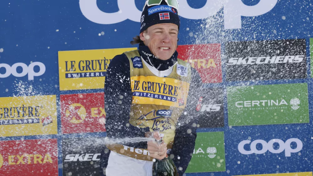 The winner Norway's Johannes H&oslash;sflot Kl&aelig;bo celebrates after the 20km men's skiathlon classic race of the Tour de Ski cross country, in Val di Fiemme, Italy, Saturday, Jan. 4, 2025. (AP Photo/Alessandro Trovati)
