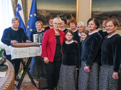 Ljubljana, Predsedniska palaca.Dogodek Dan samostojnosti in enotnosti v predsedniski palaci z ogledom prostorov, udelezence je sprejela tudi predsednica republike Natasa Pirc Musar.