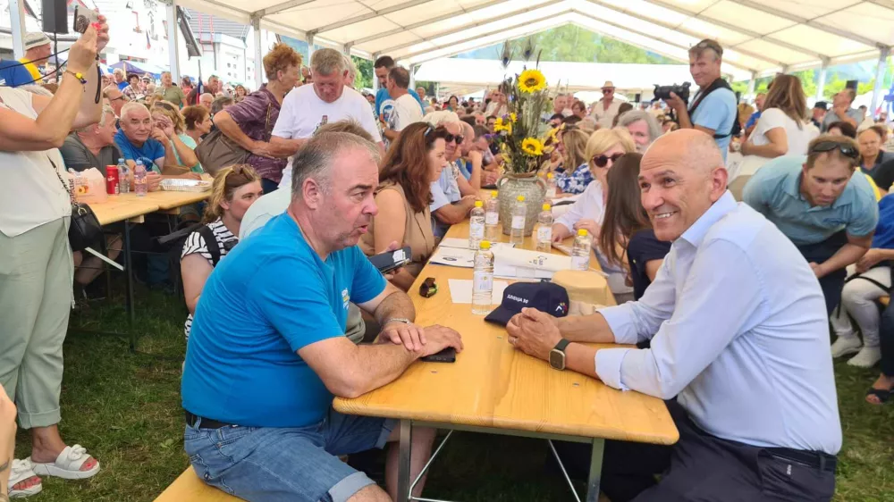 Bovec, letalisce.Z velikim srecanjem se je danes v Bovcu pricel 30. poletni tabor SDS, tradicionalno srecanje clanov in simpatizerjev stranke. Na fotografiji poslanec SDS Danijel Krivec in predsednik SDS Janez Jansa.Foto: Primorski val