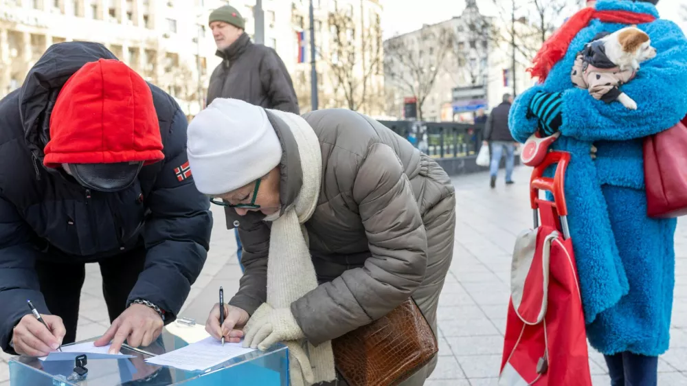 Citizens sign a petition calling for snap parliamentary elections during a student-led protest campaign, in Belgrade, Serbia, December 28, 2025. REUTERS/Djordje Kojadinovic