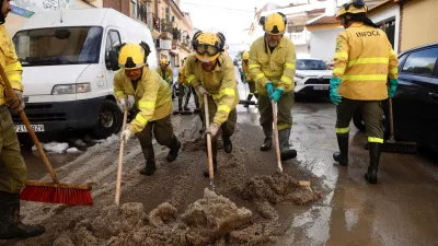 28 December 2025, Spain, Cartama: Infoca personnel clean the flooded streets in the neighborhood of Los Cardiales in Cartama following heavy rains in Malaga. The government has activated the Infoca Plan to carry out conditioning work in the Malaga municipality of Cartama, one of the most affected localities after heavy rains. Photo: Álex Zea/EUROPA PRESS/dpa