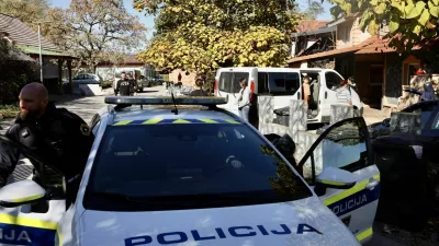 Romsko naselje Kerinov grmPolicijska patrulja / Foto: Jaka Gasar