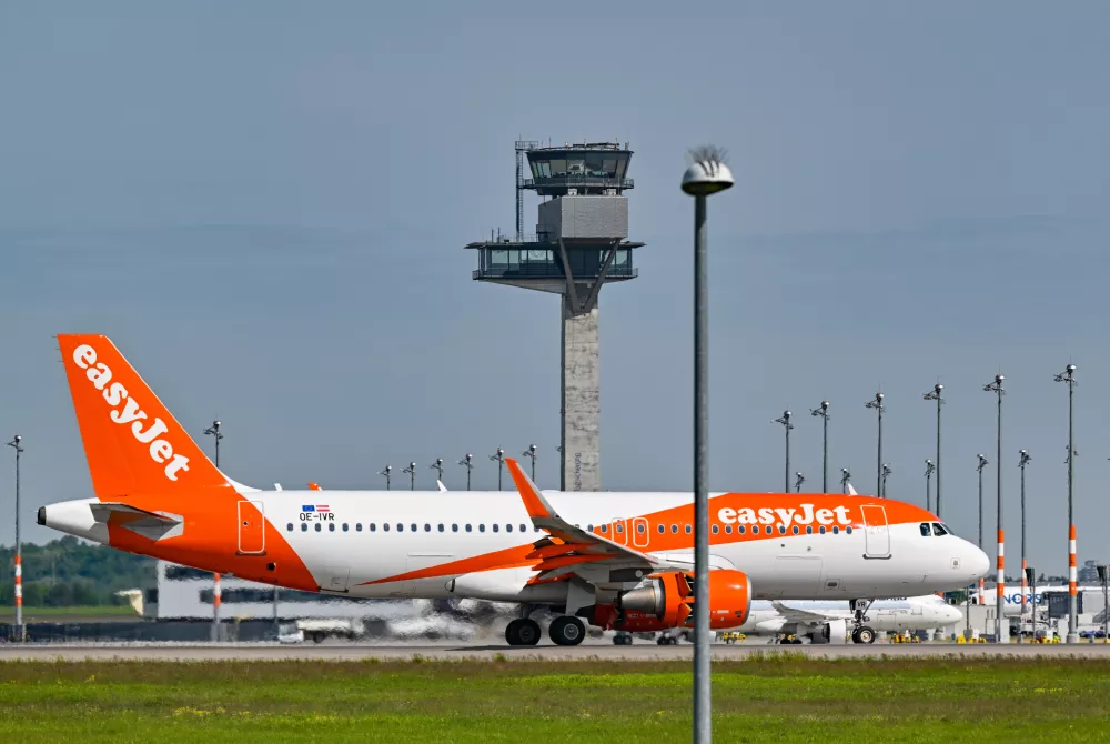 FILED - 08 May 2024, Brandenburg, Sch&ouml;nefeld: An Easyjet aircraft taxis at Berlin Brandenburg Airport BER. Photo: Patrick Pleul/dpa