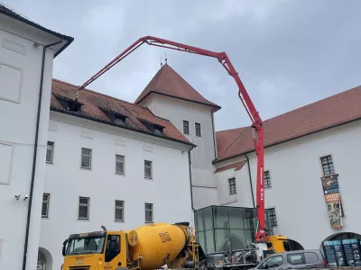 V mansardi Knežjega dvora sodoben večnamenski prostor