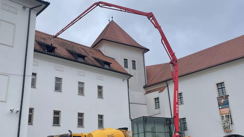 V mansardi Knežjega dvora sodoben večnamenski prostor