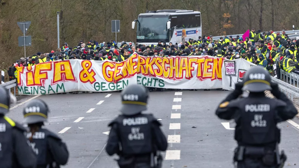 29 November 2025, Hesse, Gie&szlig;en: Police and demonstrators face each other at the slip road from the L3047 onto the B429. The slip road is blocked. Several thousand demonstrators protested against the founding of a new AfD youth organization on Saturday. Its predecessor, Junge Alternative, which had been classified as right-wing extremist, had dissolved itself. Photo: Lando Hass/dpa