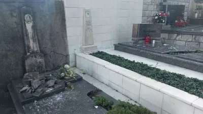 poškodovani grobovi