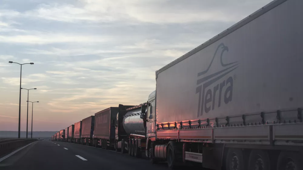 26.01.2016 -- tovornjaki meja - Srbija -- mejni prehod &Scaron;id-Tovarnik na srbsko-hrva&scaron;ki meji -  - Begunci 2016 - migracije po zahodni balkanski poti - migracijska pot beguncev iz Sirije, Afganistana in Iraka čez Balkan proti zahodni Evropi - evropska begunska kriza - migranti -    ///FOTO: Luka Cjuha