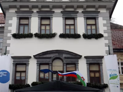 Občane moti, da stare zavese kazijo podobo ljubljanskega magistrata
