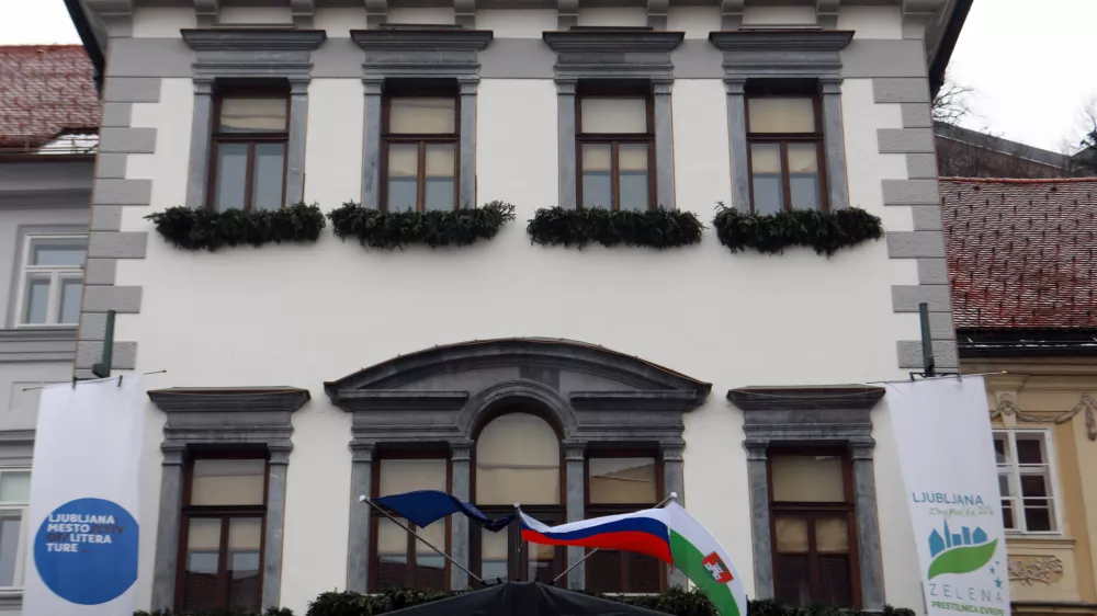 Občane moti, da stare zavese kazijo podobo ljubljanskega magistrata