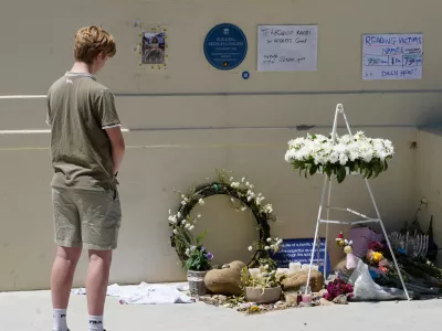 29 December 2025, Australia, Sydney: A person looks at a memorial for the victims of the Bondi Beach shooting at the mental health hub at Bondi Pavilion. Photo: Dominic Giannini/AAP/dpa