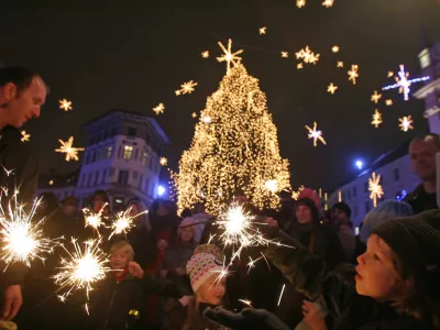 - Veseli december 2009 - prižiganje novoletne luči v sredi&scaron;ču prestolnice - svetlobna okrasitev mesta - začetek prazničnega decembrskega vzdu&scaron;ja na ljubljanskih ulicah - novoletno okra&scaron;ena Ljubljana   ///FOTO: Luka CjuhaOPOMBA: ZA OBJAVO V ČASOPISU DNEVNIK   ///FOTO: Luka CjuhaOPOMBA: ZA OBJAVO V ČASOPISU DNEVNIK  ///FOTO: Luka CjuhaOPOMBA: ZA OBJAVO V ČASOPISU