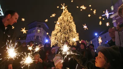 - Veseli december 2009 - prižiganje novoletne luči v sredi&scaron;ču prestolnice - svetlobna okrasitev mesta - začetek prazničnega decembrskega vzdu&scaron;ja na ljubljanskih ulicah - novoletno okra&scaron;ena Ljubljana   ///FOTO: Luka CjuhaOPOMBA: ZA OBJAVO V ČASOPISU DNEVNIK   ///FOTO: Luka CjuhaOPOMBA: ZA OBJAVO V ČASOPISU DNEVNIK  ///FOTO: Luka CjuhaOPOMBA: ZA OBJAVO V ČASOPISU