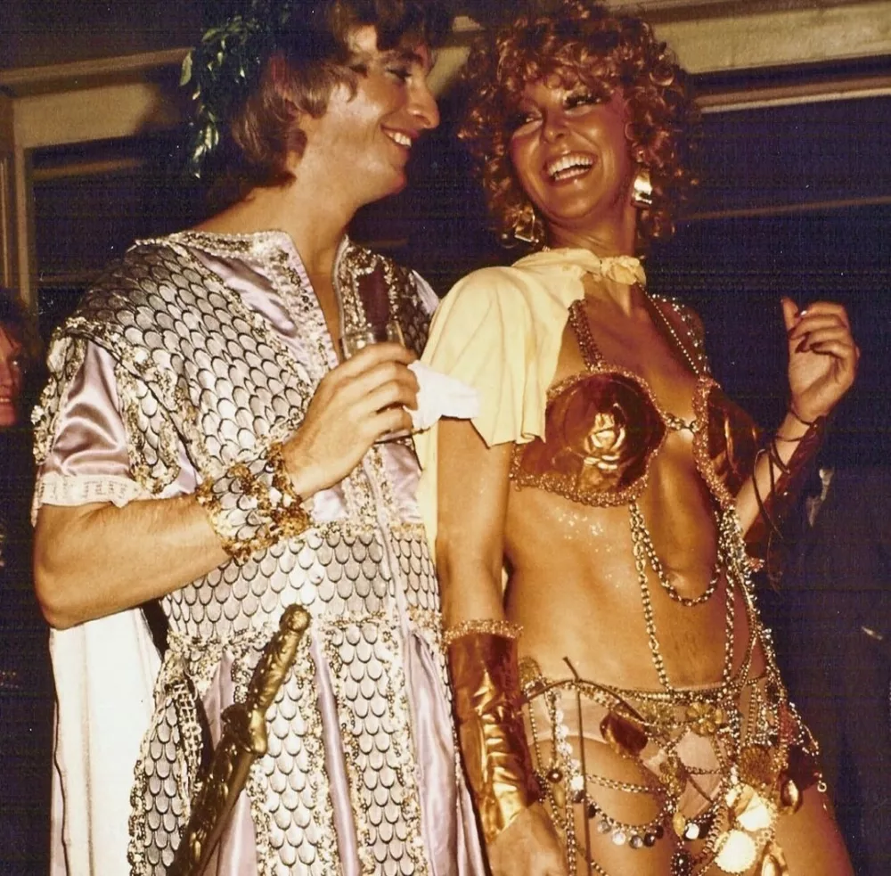 Christa in njen fant, legendarni glasbeni producent Joel Diamond sta se skupaj udeležita kostumske zabave za noč čarovnic v New Yorku. Foto: IG/whokilledchristahelm