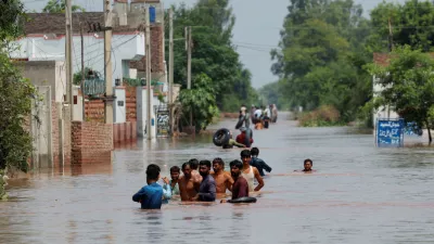 Residents wade through a flooded road, following monsoon rains and rising water levels in Qadirabad village near the Chenab River in Punjab province, Pakistan August 28, 2025. REUTERS/Akhtar Soomro / Foto: Akhtar Soomro
