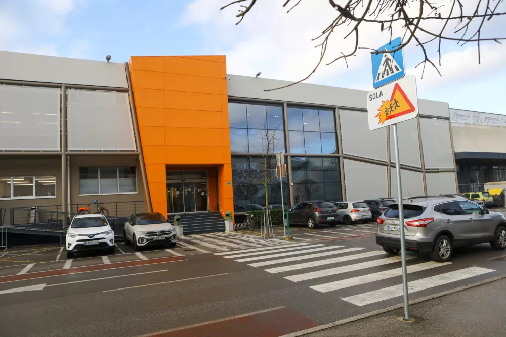 Nadomestni prostori: osnovna &scaron;ola kar v nekdanjem outlet centru