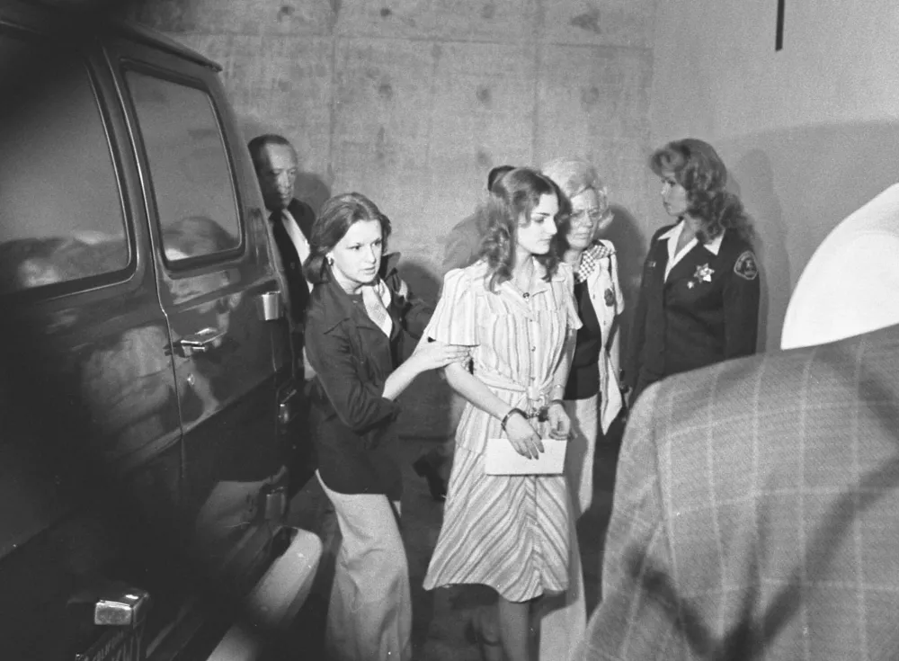 Patty Hearst escorted by marshals / Foto: John Malmin, Los Angeles Times 