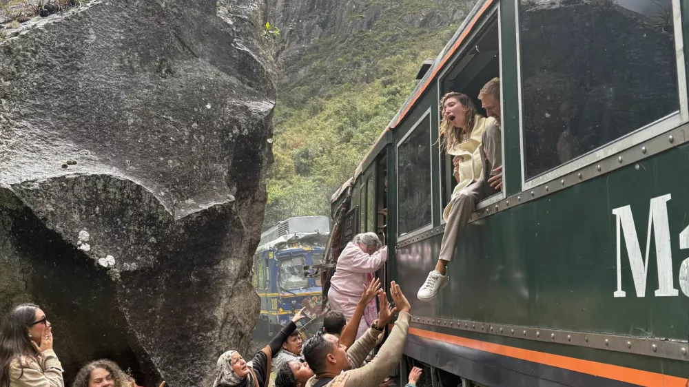 People evacuate a train carriage after two trains collided head-on on the railway leading to the Inca citadel of Machu Picchu, in the Cusco Department, Peru, December 30, 2025, in this picture obtained from social media. Obtained by Reuters/via REUTERS THIS IMAGE HAS BEEN SUPPLIED BY A THIRD PARTY. MANDATORY CREDIT. NO RESALES. NO ARCHIVES. Verification: - Location and date verified by the original file's metadata.