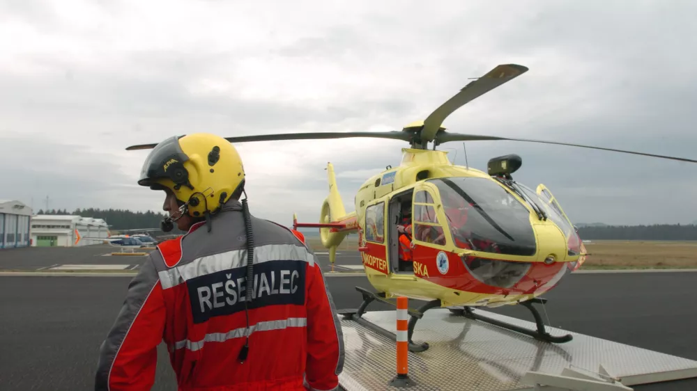 re&scaron;evalec in helikopter - HNMP &ndash; helikopterska nujna medicinska pomoč - - predstavitev helikopterske nujne medicinske pomoči ob začetku rednega delovanja službe, - ekipa predstavila svoje delovanje in simulirala primer re&scaron;evanja ponesrečenca s helikopterjem; pred novim vladnim hangarjem na letali&scaron;ču Brnik ,// FOTO: Luka CjuhaOPOMBA: ZA OBJAVO V ČASOPISU DNEVNIK