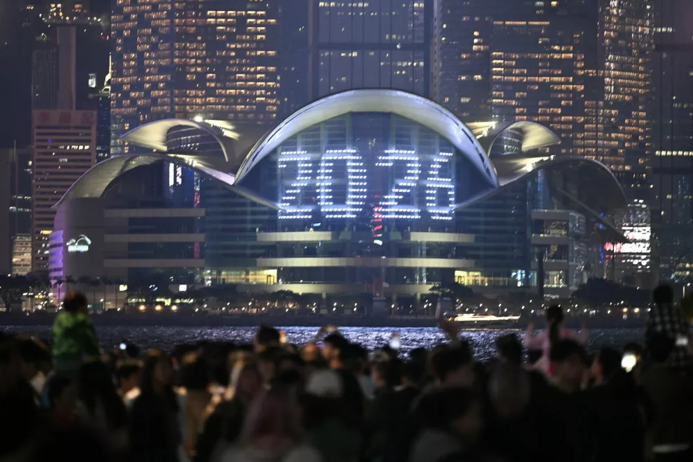 31 December 2025, China, Hong Kong: A general view showing the visitors waiting New Year's Eve Countdown near the victoria harbor at Tsim Sha Tsui. Photo: Kobe Li/Nexpher via ZUMA Press Wire/dpa