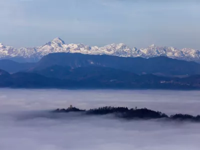 12.12.2025 - reportaža megla - megla v Ljubljani - ljubljanska megla - Ra&scaron;ica razgledni stolp - TriglavFoto: Luka Cjuha