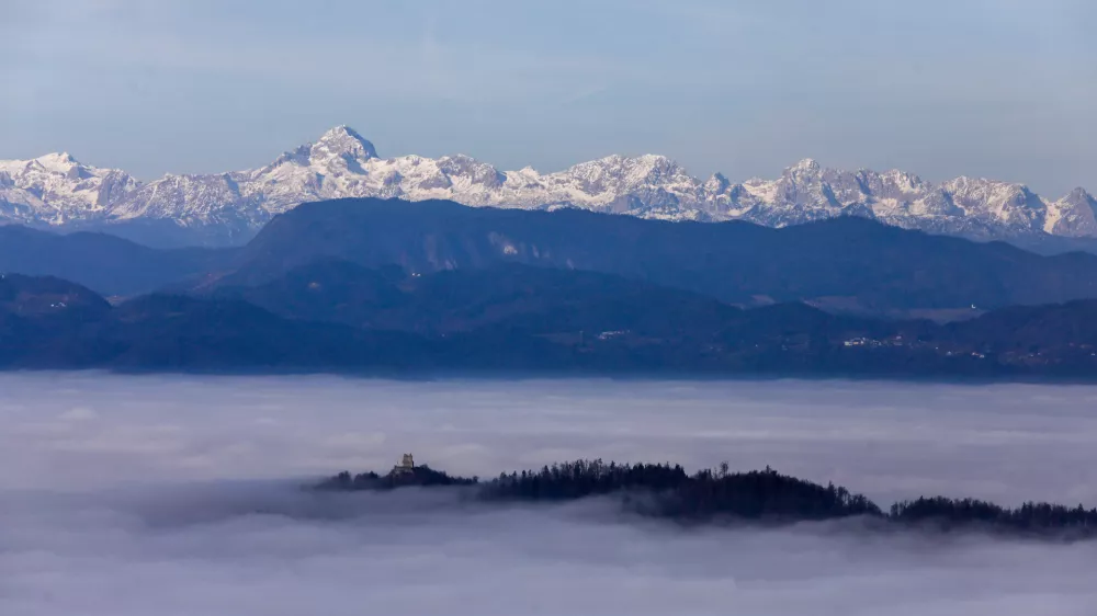 12.12.2025 - reportaža megla - megla v Ljubljani - ljubljanska megla - Ra&scaron;ica razgledni stolp - TriglavFoto: Luka Cjuha