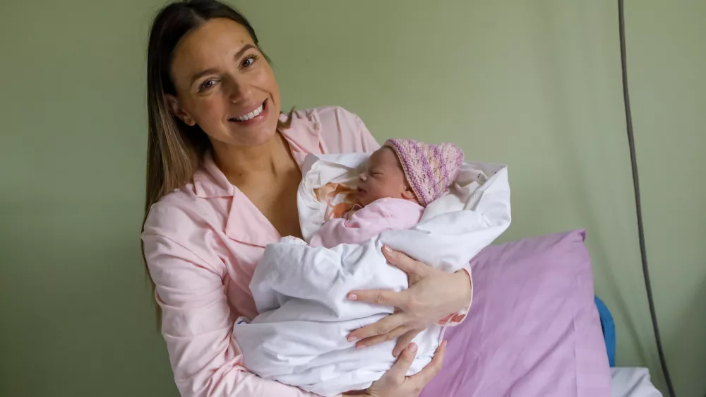 01.01.2026 - Porodni&scaron;nica Ljubljana - Prva novorojenka v Ljubljani - Deklica Sara in mama Vesna Tadić51 cm in 3120 gRojena ob 0:02 Foto: Luka Cjuha