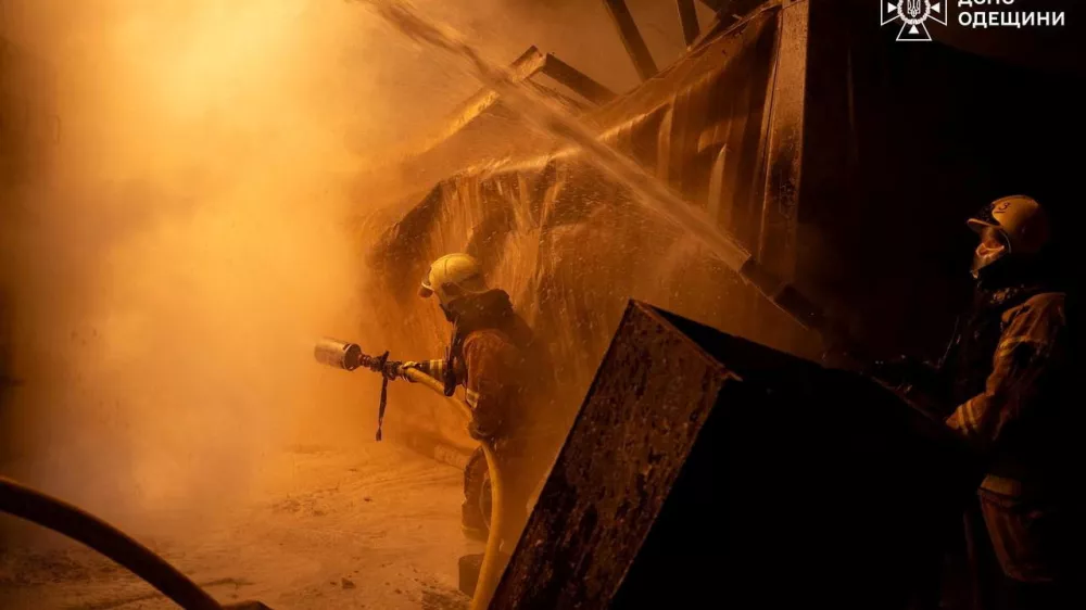Firefighters work at the site of a Russian drone strike, amid Russia's attack on Ukraine, in Odesa region, Ukraine in this handout picture released January 1, 2026. Press service of the State Emergency Service of Ukraine in Odesa region/Handout via REUTERS ATTENTION EDITORS - THIS IMAGE HAS BEEN SUPPLIED BY A THIRD PARTY. DO NOT OBSCURE LOGO. BEST QUALITY AVAILABLE.