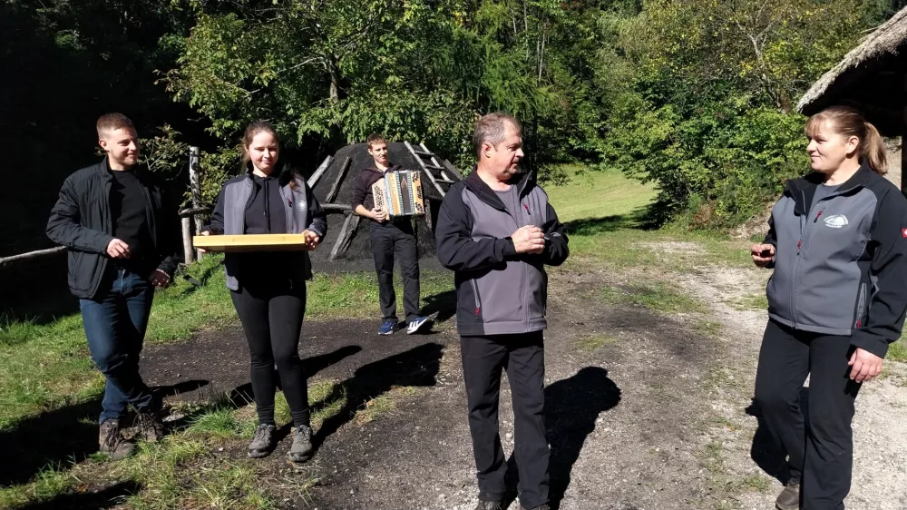 Oglarska dežela - kjer dim že stoletje povezuje generacije