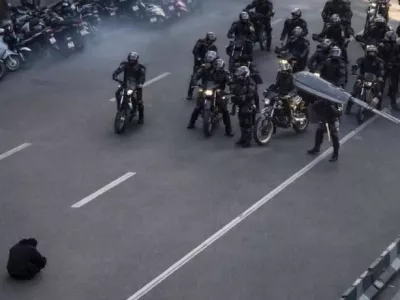 Ikonična fotografija protestnika, ki kljubuje milicam basidžov. 29. december 2025, Teheran