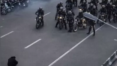 Ikonična fotografija protestnika, ki kljubuje milicam basidžov. 29. december 2025, Teheran