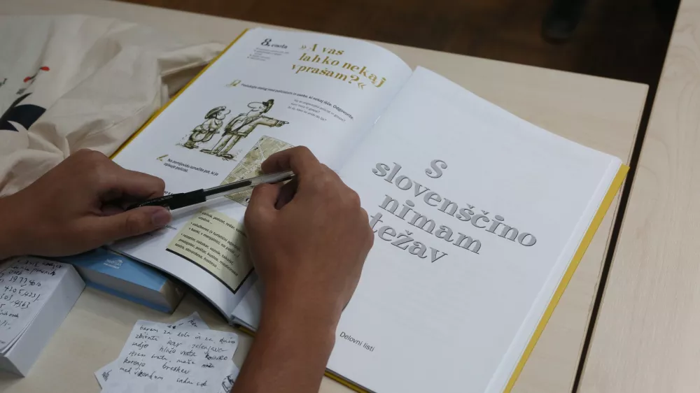 - simbolična fotografija - slovenski jezik - sloven&scaron;čina- 03.07.2019 &ndash; Filozofska fakulteta v Ljubljani - 38. Poletna &scaron;ola slovenskega jezika 2019 - delovni zvezek - simbolična fotografija - sloven&scaron;čina //FOTO: Luka Cjuha.