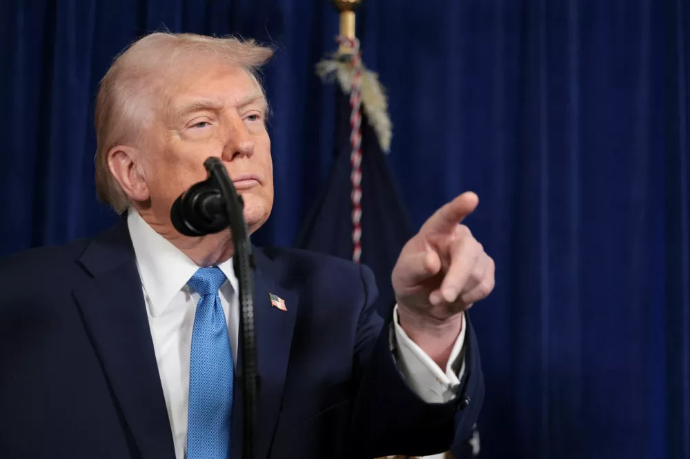 U.S. President Donald Trump points during a press conference following a U.S. strike on Venezuela where President Nicolas Maduro and his wife, Cilia Flores, were captured, from Trump's Mar-a-Lago club in Palm Beach, Florida, U.S., January 3, 2026. REUTERS/Jonathan Ernst / Foto: Jonathan Ernst
