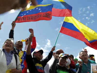 Venezuelans living in Colombia hold Venezuelan flags as they gather at Plaza de Bolivar to celebrate after U.S. President Donald Trump said the U.S. has struck Venezuela and captured its President Nicolas Maduro and his wife Cilia Flores, in Bogota, Colombia, January 3, 2026. REUTERS/Andres Galeano / Foto: Andres Galeano