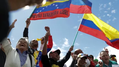 Venezuelans living in Colombia hold Venezuelan flags as they gather at Plaza de Bolivar to celebrate after U.S. President Donald Trump said the U.S. has struck Venezuela and captured its President Nicolas Maduro and his wife Cilia Flores, in Bogota, Colombia, January 3, 2026. REUTERS/Andres Galeano / Foto: Andres Galeano
