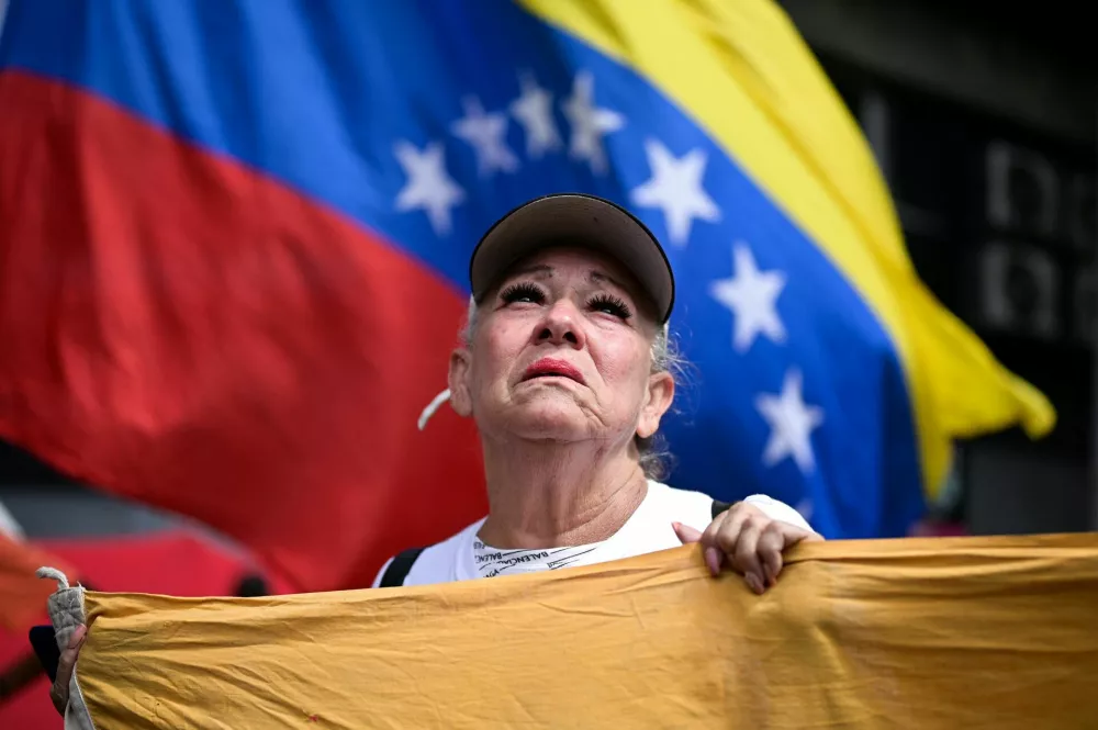 A woman reacts as government supporters gather, after U.S. President Donald Trump said the U.S. has struck Venezuela and captured its President Nicolas Maduro, in Caracas, Venezuela, January 3, 2026. REUTERS/Gaby Oraa / Foto: Gaby Oraa