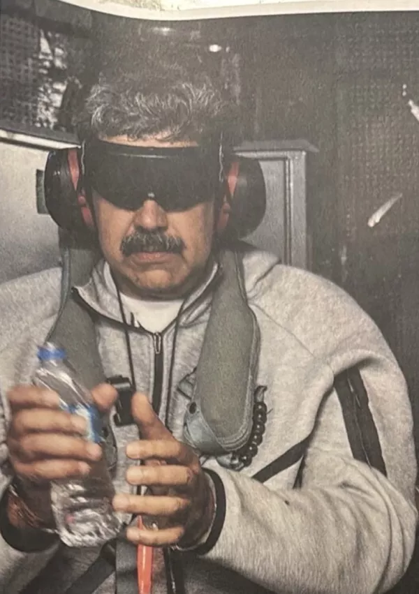 A photograph which U.S. President Donald Trump posted on his Truth Social account shows what he describes as Venezuelan President "Nicolas Maduro on board the USS Iwo Jima" amphibious assault ship, currently in the Caribbean Sea January 3, 2026. @realDonaldTrump/Handout via REUTERS THIS IMAGE HAS BEEN SUPPLIED BY A THIRD PARTY / Foto: @realdonaldtrump