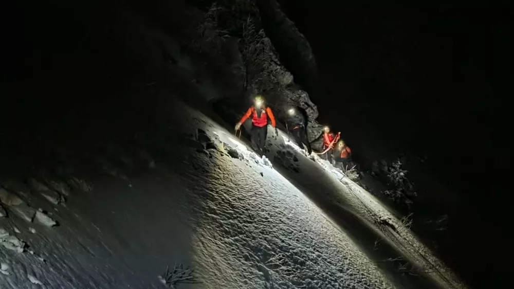 Gorsko re&scaron;evanje pohodnika s Črne prsti v snežnem metežu. 