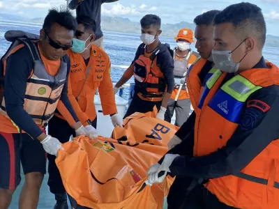 This handout picture taken and released on January 4, 2026 by Indonesia's National Search and Resque Agency (BASARNAS) shows rescue personnel carrying a body bag containing the remains of missing Spanish man Fernando Martin Carreras, from waters off Labuan Bajo in East Nusa Tenggara. Rescuers retrieved on January 4 the body of a Spanish man who had been missing since a tourist boat sank in rough seas off eastern Indonesia more than a week ago, an official said.,Image: 1063194731, License: Rights-managed, Restrictions: RESTRICTED TO EDITORIAL USE - MANDATORY CREDIT "AFP PHOTO / BASARNAS" - HANDOUT - NO MARKETING NO ADVERTISING CAMPAIGNS - DISTRIBUTED AS A SERVICE TO CLIENTS, ***HANDOUT image or SOCIAL MEDIA IMAGE or FILMSTILL for EDITORIAL USE ONLY! * Please note: Fees charged by Profimedia are for the Profimedia's services only, and do not, nor are they intended to, convey to the user any ownership of Copyright or License in the material. Profimedia does not claim any ownership including but not limited to Copyright or License in the attached material. By publishing this material you (the user) expressly agree to indemnify and to hold Profimedia and its directors, shareholders and employees harmless from any loss, claims, damages, demands, expenses (including legal fees), or any causes of action or allegation against Profimedia arising out of or connected in any way with publication of the material. Profimedia does not claim any copyright or license in the attached materials. Any downloading fees charged by Profimedia are for Profimedia's services only. * Handling Fee Only ***, Model Release: no
