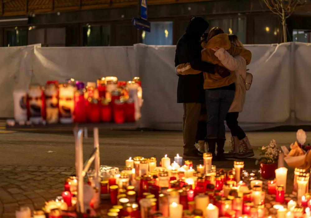 People mourn as they visit a makeshift memorial outside the "Le Constellation" bar, after a deadly fire and explosion during a New Year's Eve party in the upscale ski resort of Crans-Montana in southwestern Switzerland, January 4, 2026. REUTERS/Umit Bektas