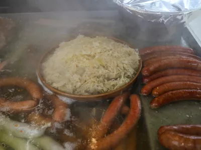 - Koča Komenda, zelje, klobase, pečenice.- 09.12.2025. - Praznični božično novoletni sejem v Ljubljani.//FOTO: Bojan Velikonja