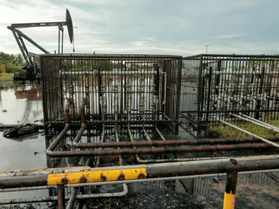 FILE PHOTO: Pipelines and an oil pump jack are seen in an oil field near Lake Maracaibo, in Cabimas, Venezuela October 14, 2022. REUTERS/Issac Urrutia/File Photo / Foto: Stringer